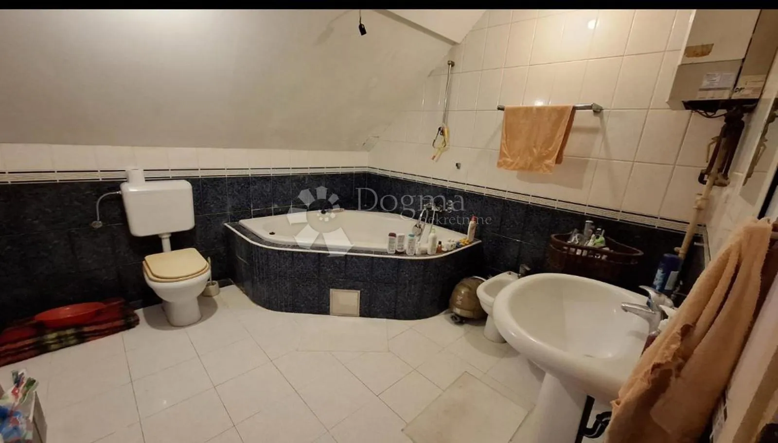 dvosobni stan s prostranom terasom, garažom i zajedničkim vrtom - centar remeta - slika 9