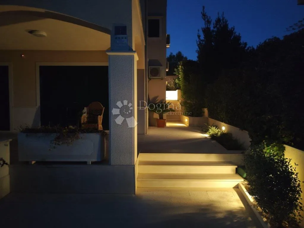 rogoznica- predivna villa na plaži - slika 39