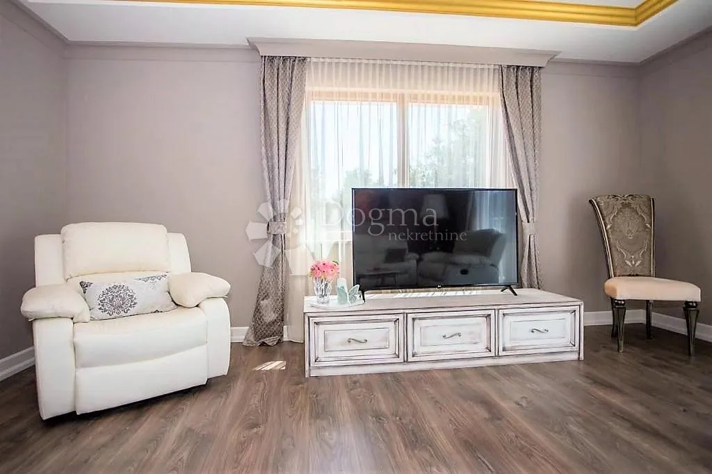 ljupka prizemnica sa bazenom, okolica poreča - slika 11