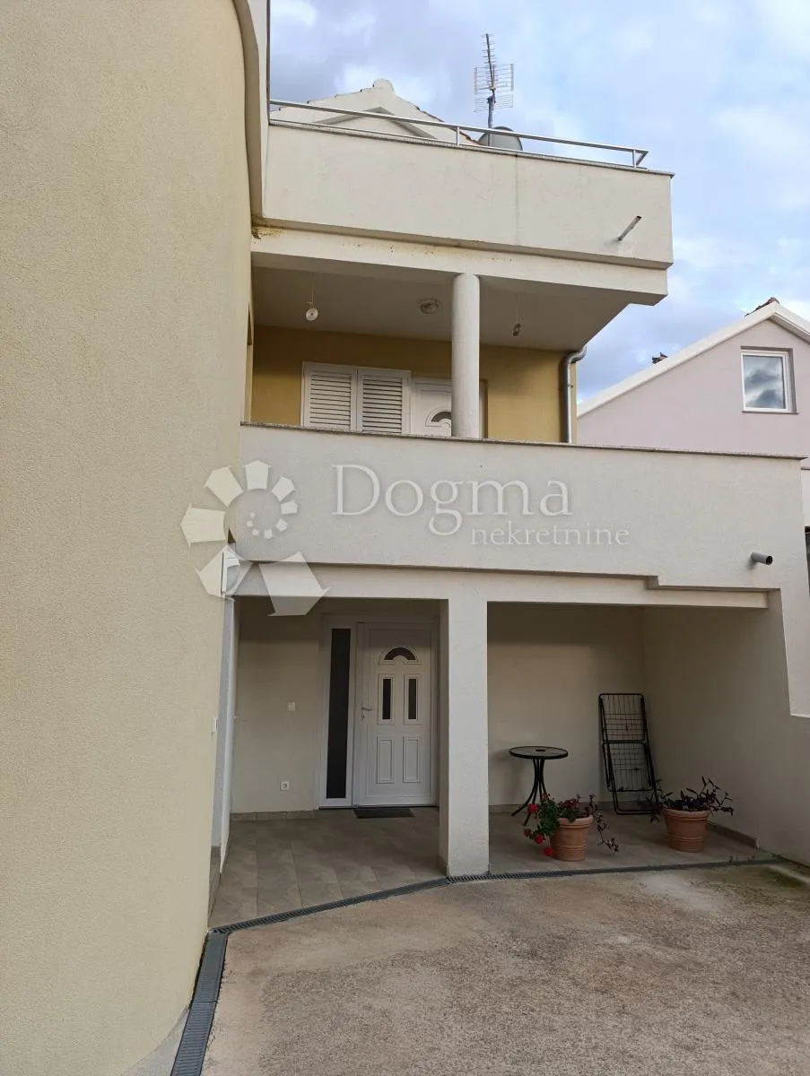ljubač - kuća s pet stambenih jedinica - slika 35