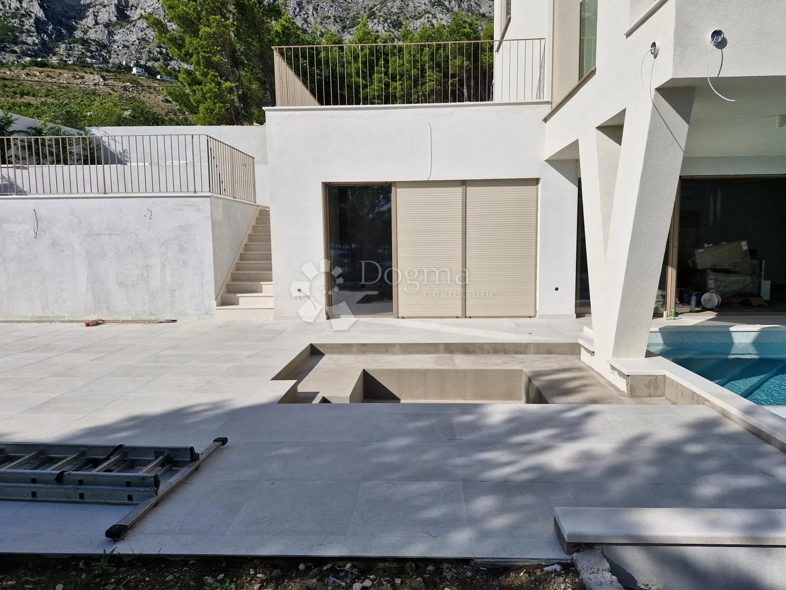 mediteranski raj, luksuzna vila s bazenom i panoramom - slika 11