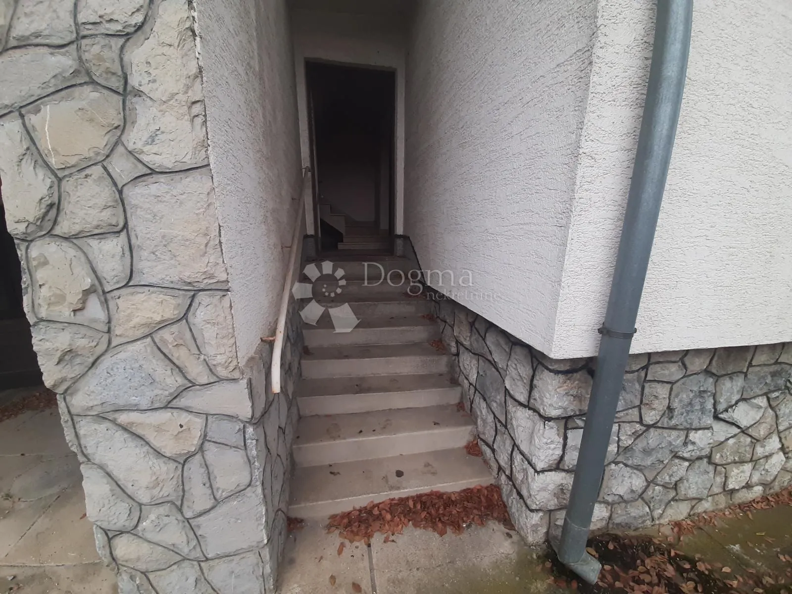višenamjenska kuća s posl. prostorom- 250m2 + veliki parking - slika 7