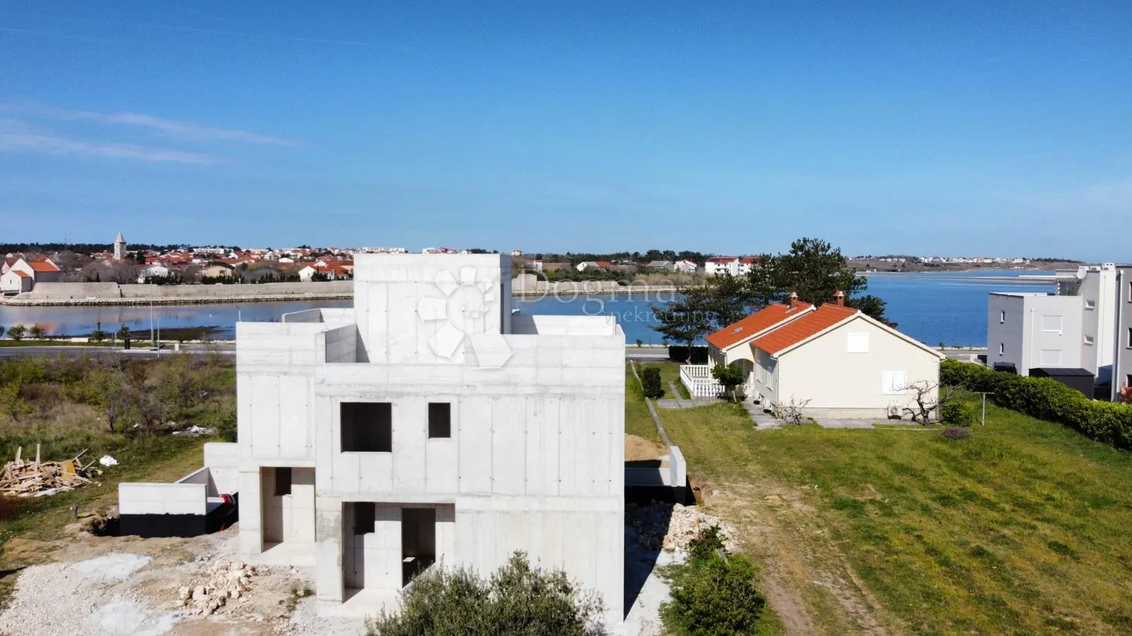 troetažni duplex s privatnom krovnom terasom i bazenom – 50 m od mora, nin - slika 4