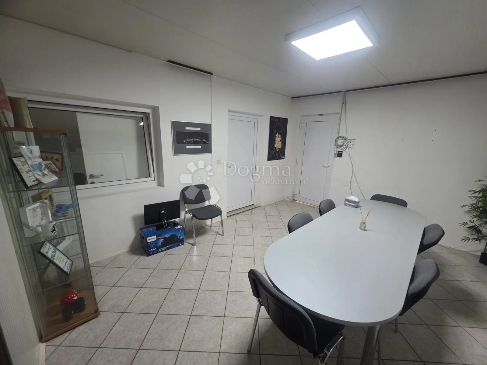 funkcionalan poslovni prostor s velikim parkiralištem i uredima – 670 m² - slika 12