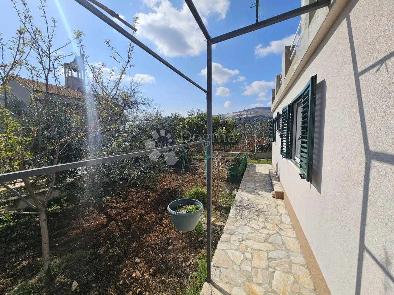 samostojeća kuća s velikom okućnicom i pogledom na more u planom! trogir - slika 27