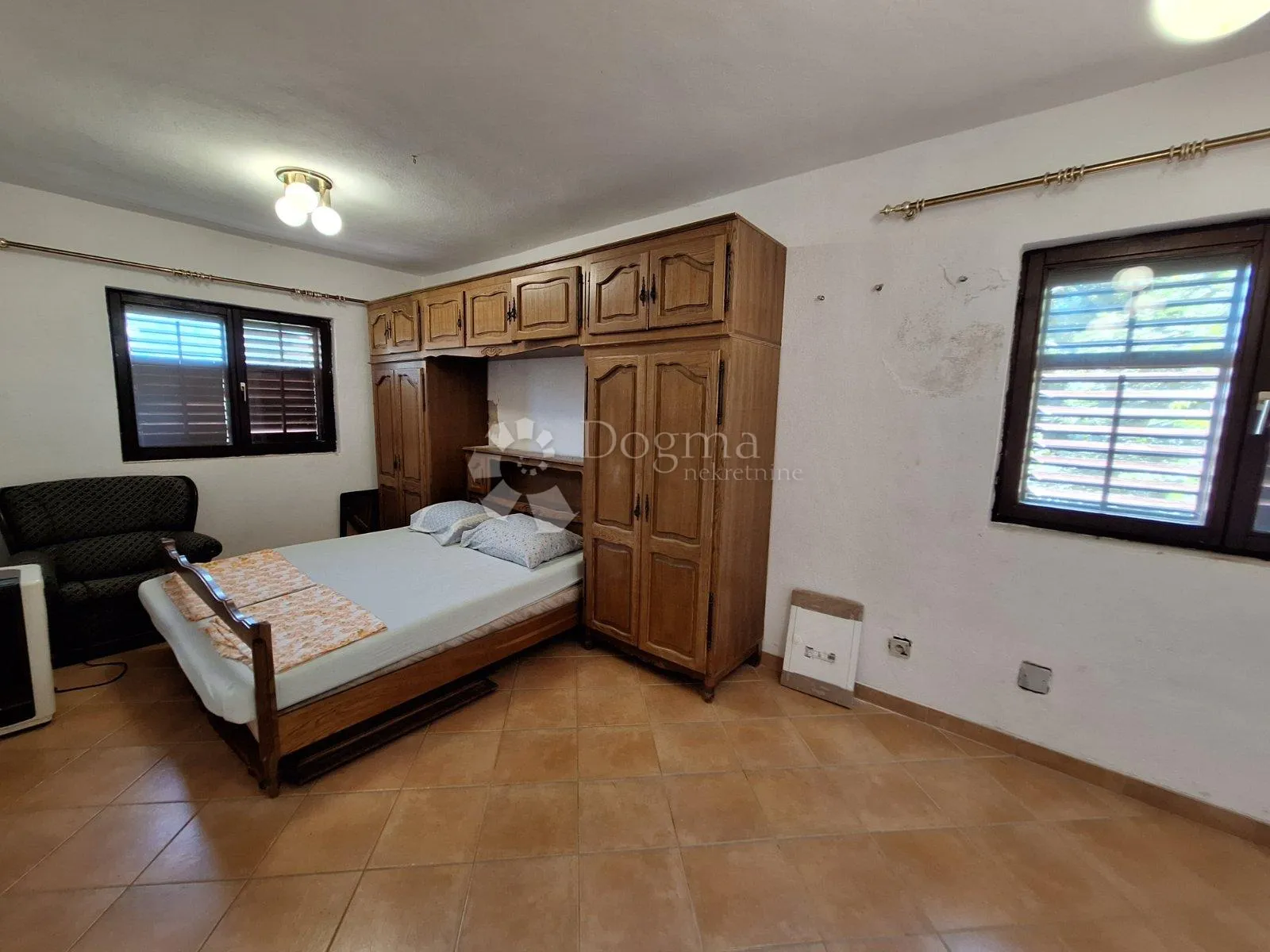 samostojeća kuća sa 3 apartmana - slika 9