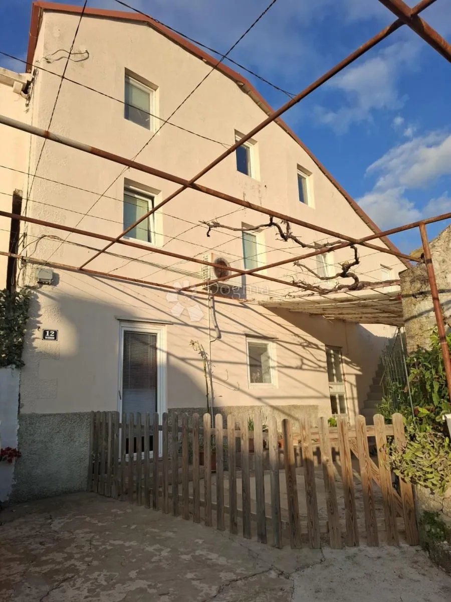 kuća s velikim potencijalom za život ili turizam – orašac - slika 1