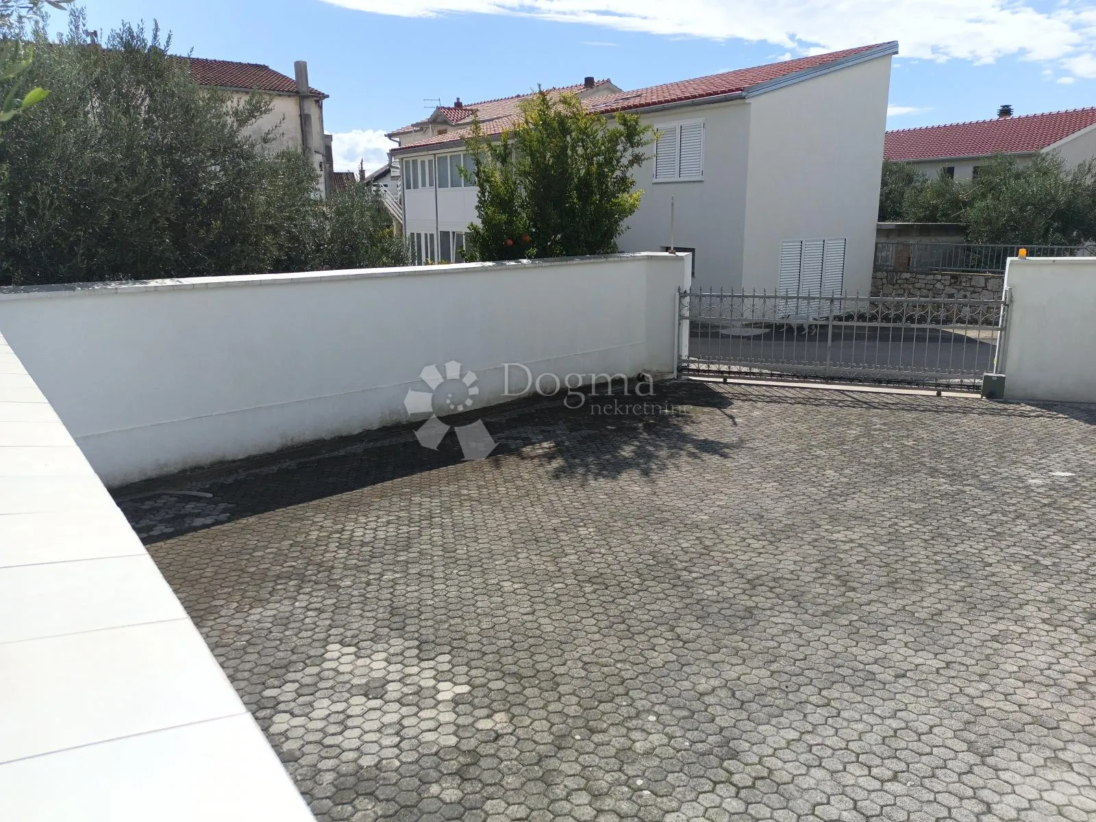 vodice prekrasna kuća sa 9 apartmana 100 metara od mora - slika 9