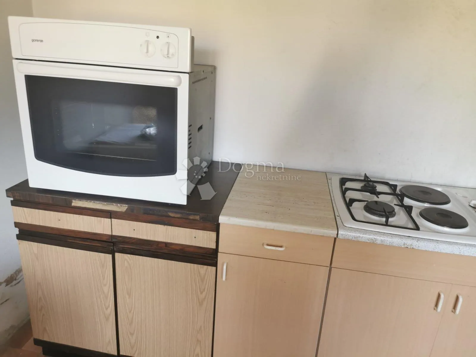 velika kuća na odličnoj lokaciji - slika 5