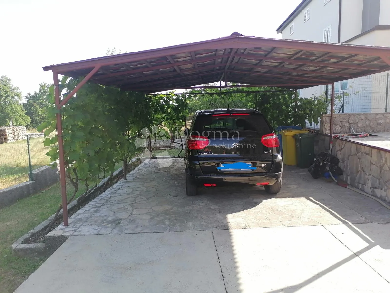 kuća na drenovi s dva trosobna stana i velikom okućnicom - slika 43
