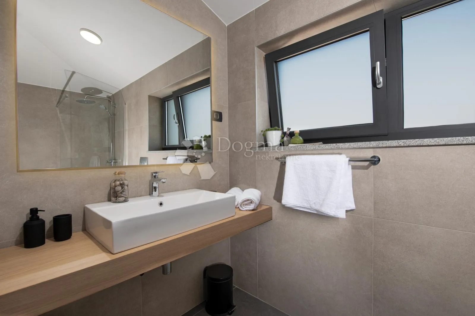 elegantna villa s bazenom, novogradnja! - slika 13