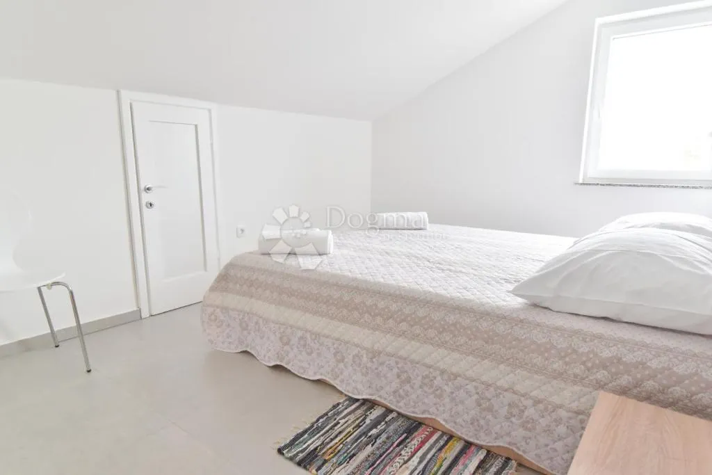 ljubač - kuća s pet stambenih jedinica - slika 19