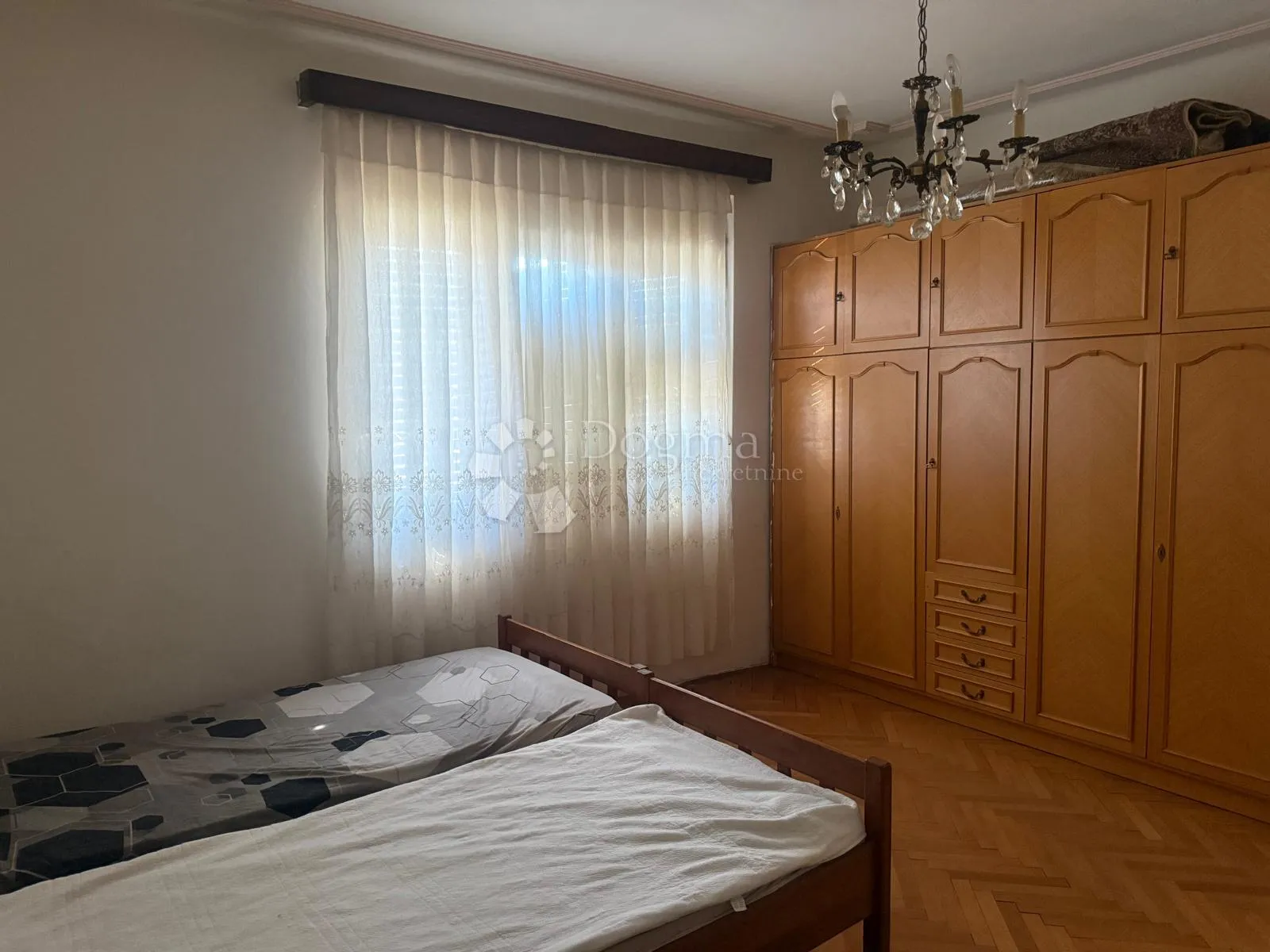 kuća s tri odvojena stana - slika 32