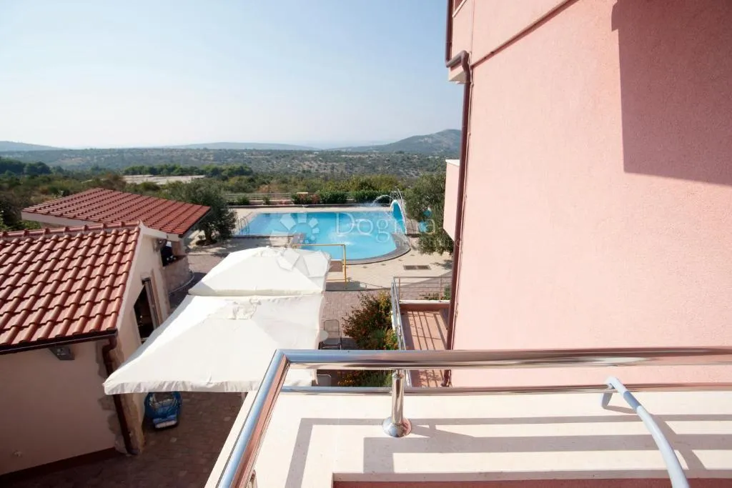 prodaje se – vila s neprocjenjivim pogledom na more, otoke i primošten - slika 17
