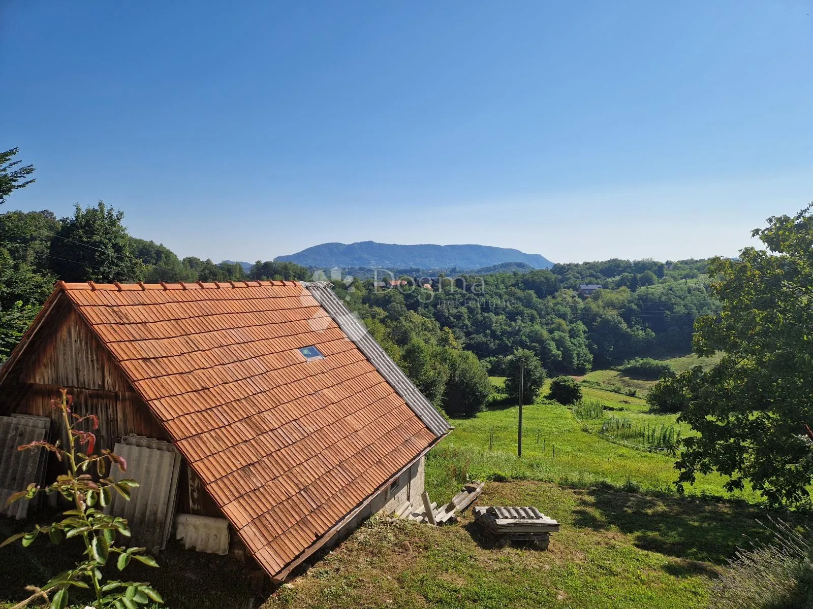 kuća u prirodi s prekrasnim pogledom na ravnu goru i velikom okućnicom - slika 16
