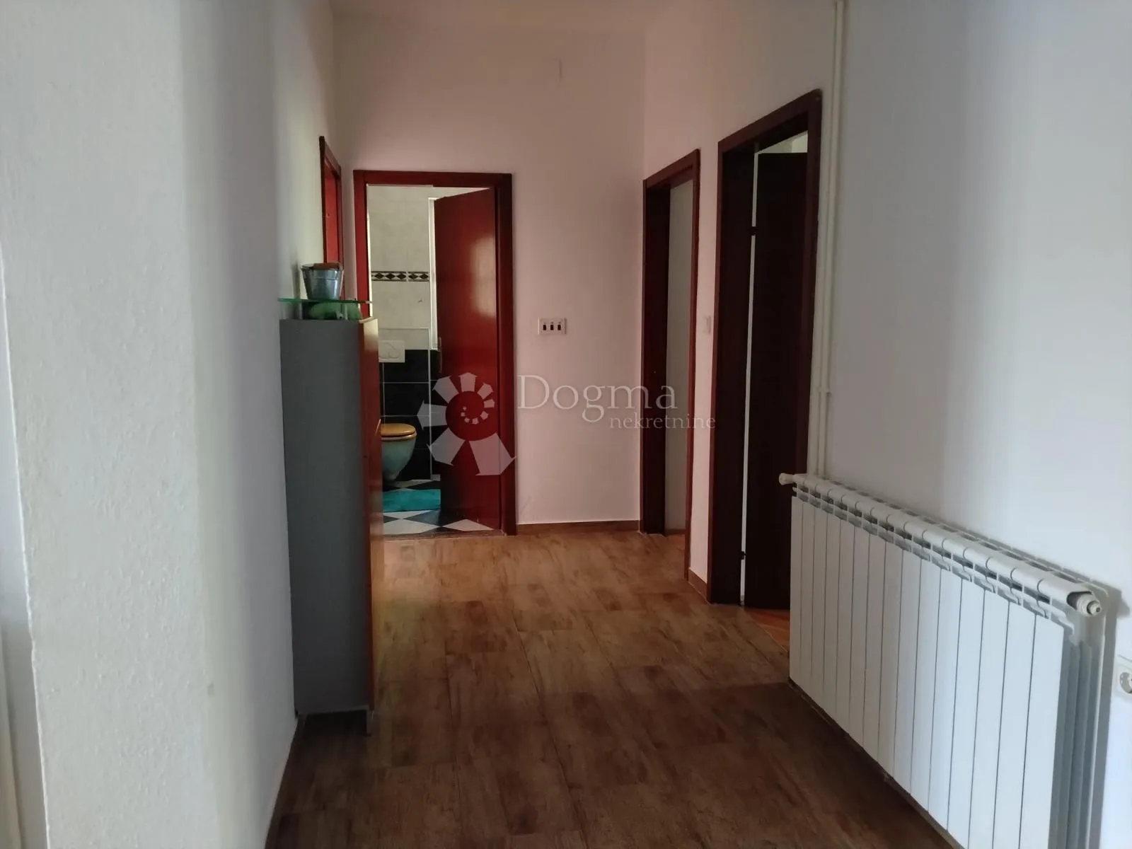 stan u kući turanj - slika 9