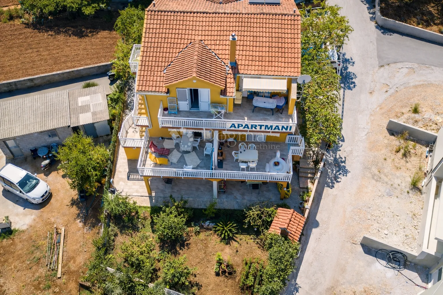 samostojeća kuća s 4 apartmana, 50 m od mora - slika 2