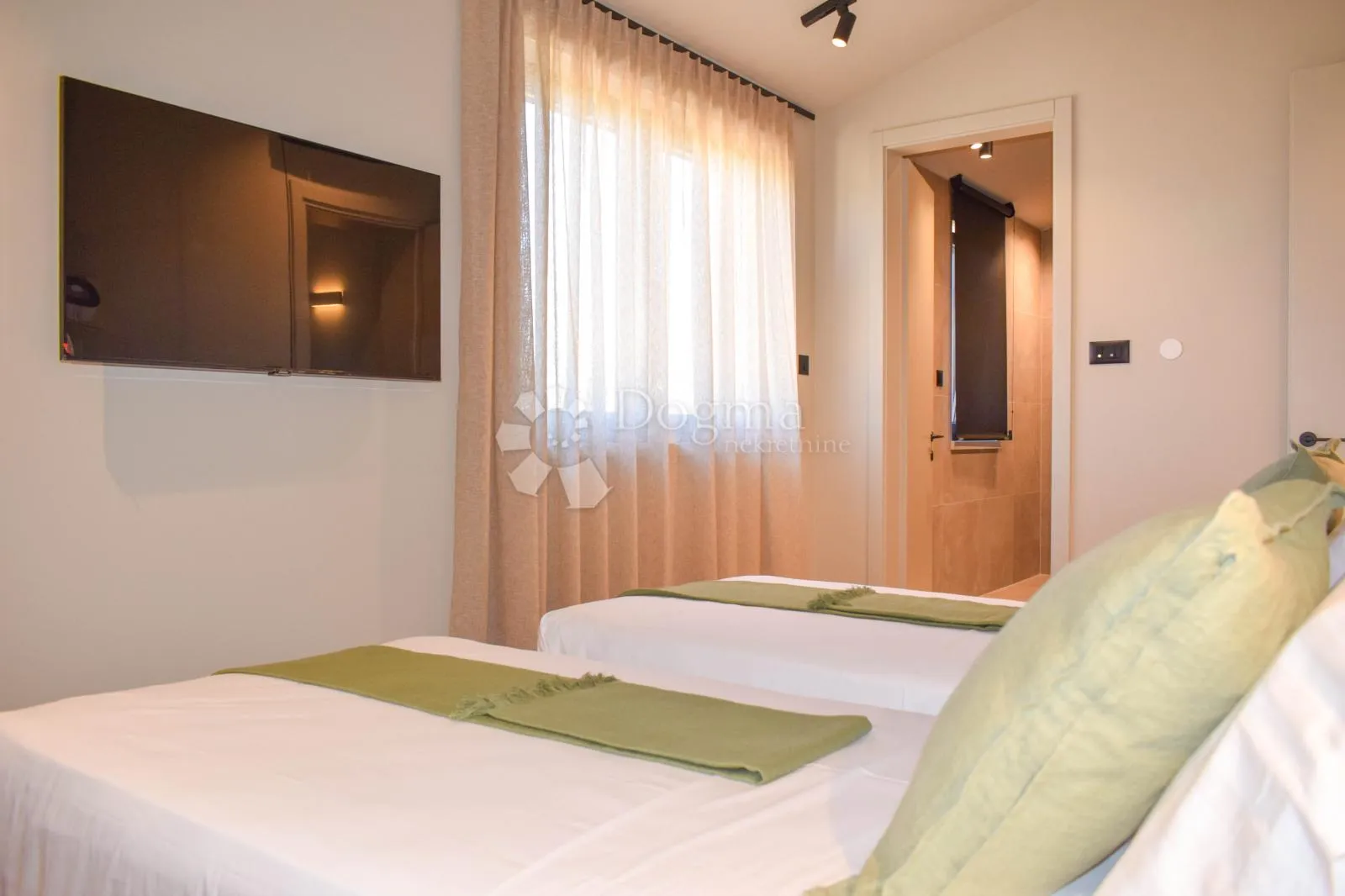 poreč, ekskluzivna i moderna vila s predivnom okućnicom! - slika 32