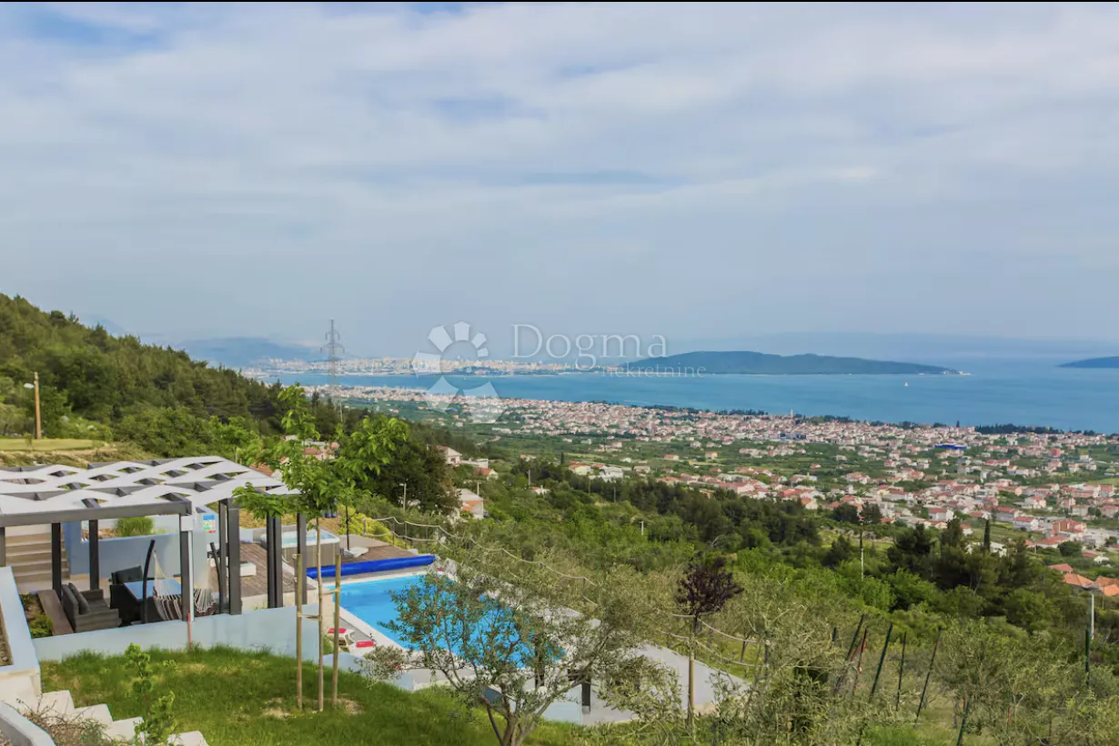 luksuzna vila s panoramskim pogledom i potpunom privatnošću u kaštelima - slika 16