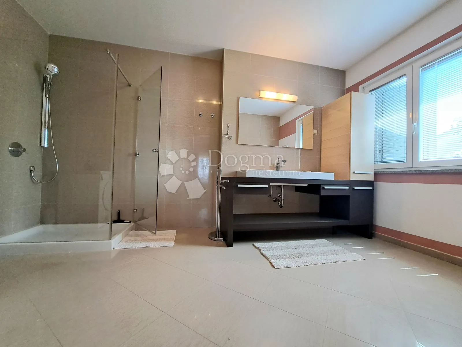 impresivan penthouse s pogledom na more, pješćana uvala - slika 7