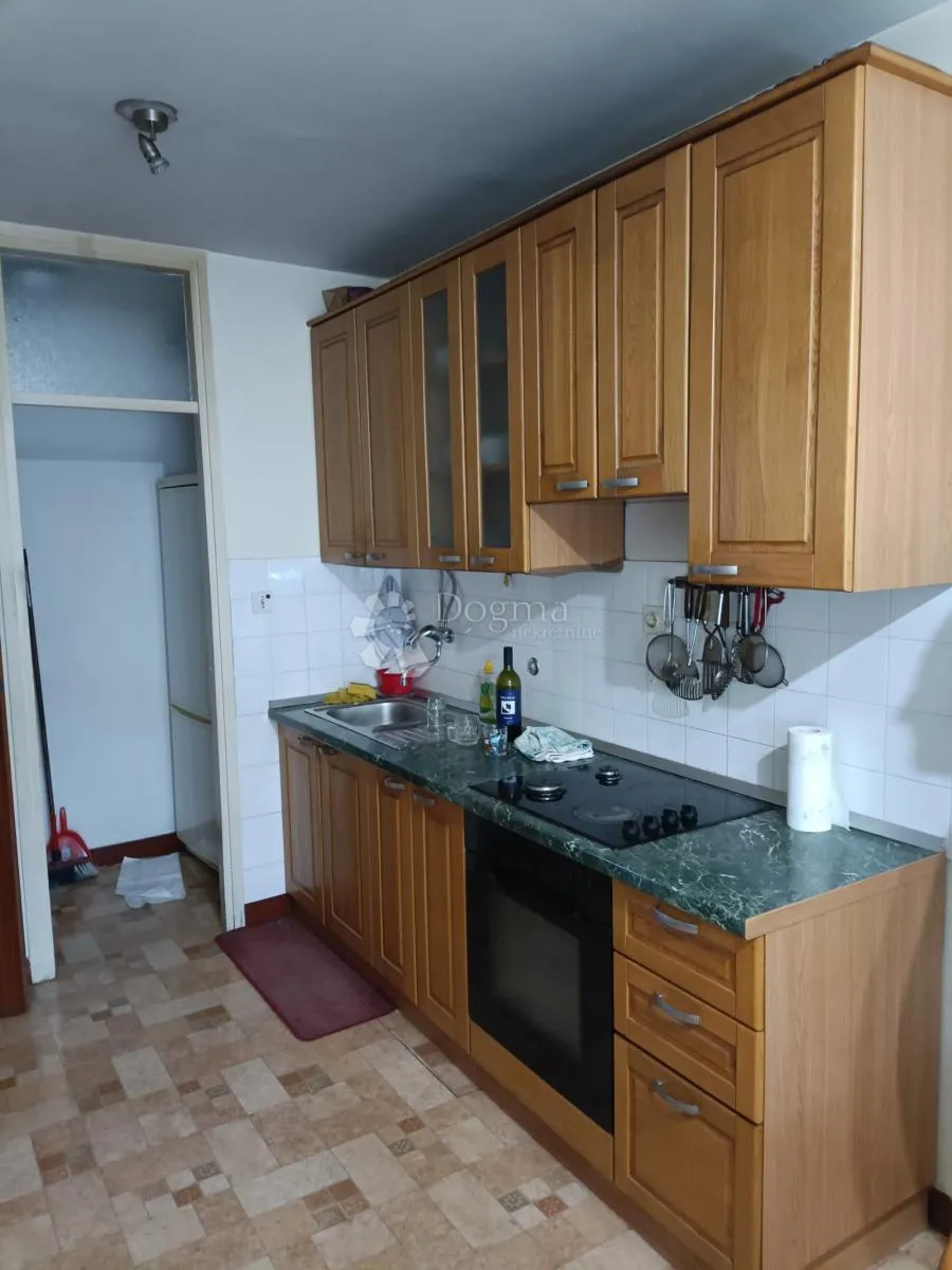 jednosoban stan s velikim balkonom, spinut - slika 2
