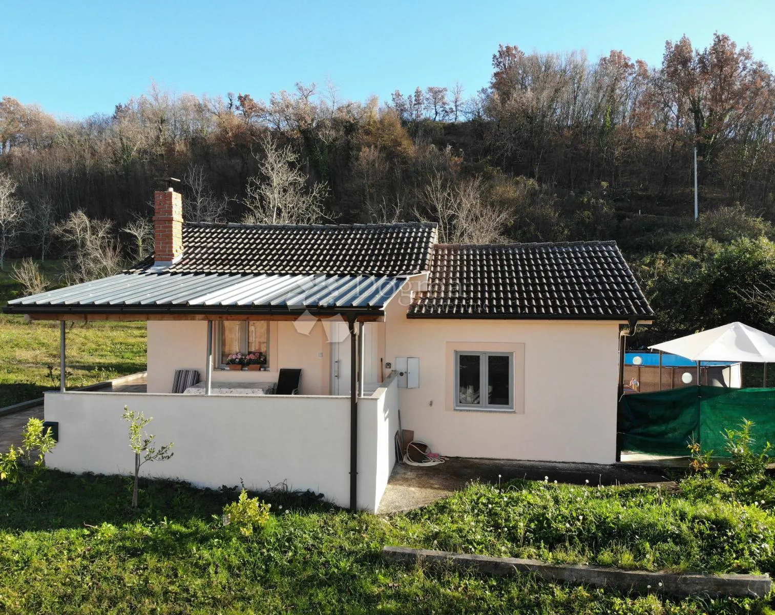 renovirana namještena prizemnica s prostranom okućnicom - slika 18