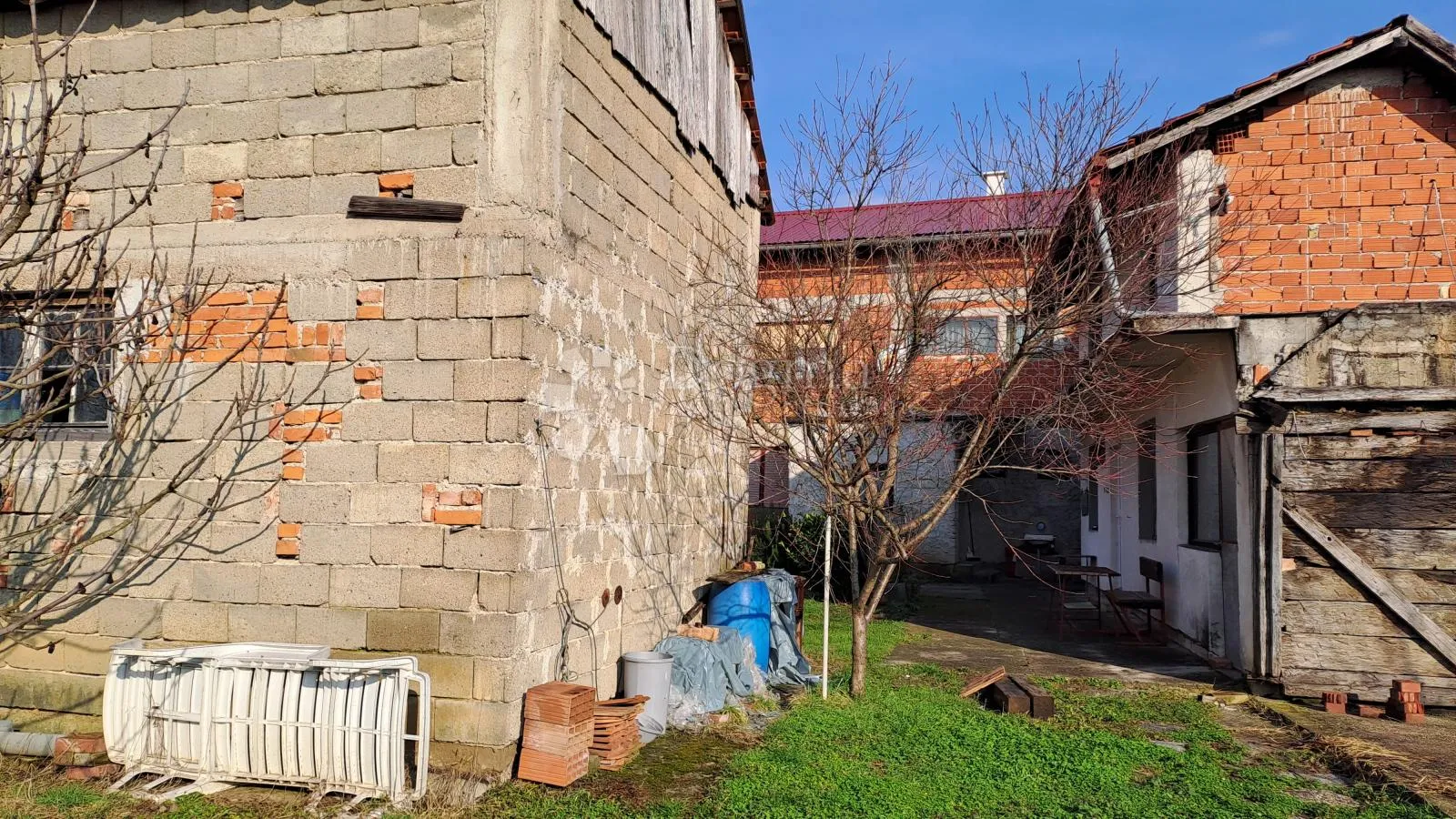 izvrsna lokacija, kuća s 3 stana - slika 4