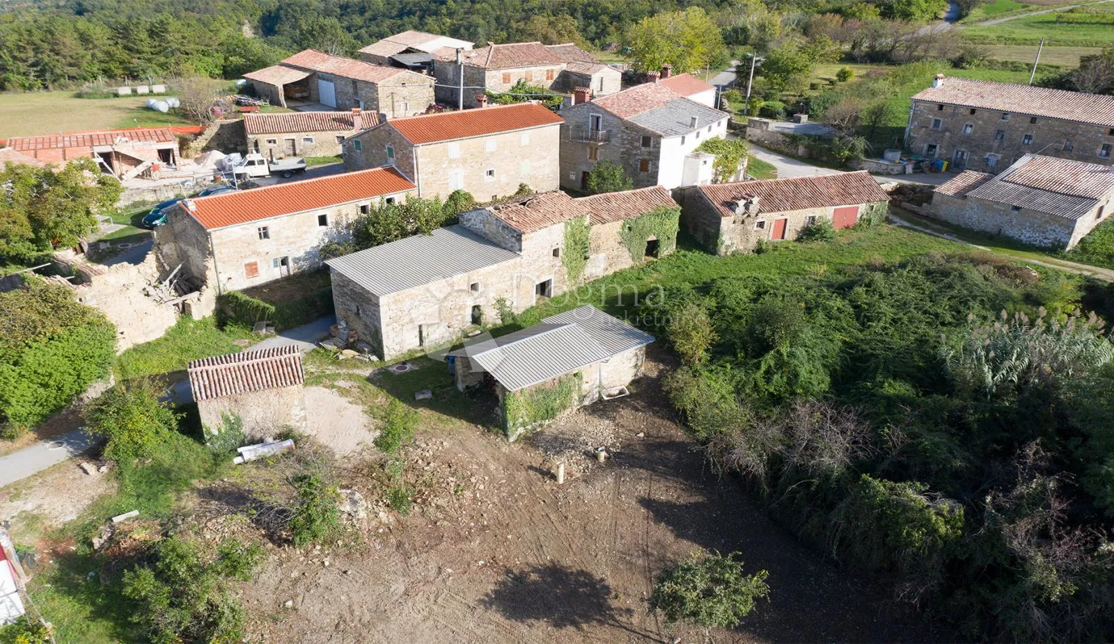 kompleks kuća u centru istre sa pogledom na jezero - slika 2