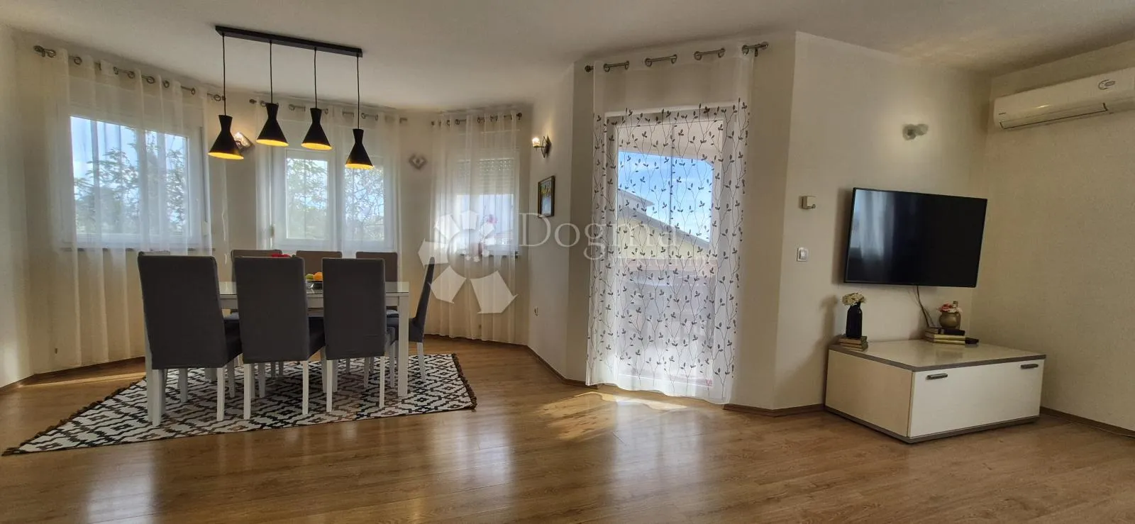 kuća sa 2 stana i bazenom - slika 31