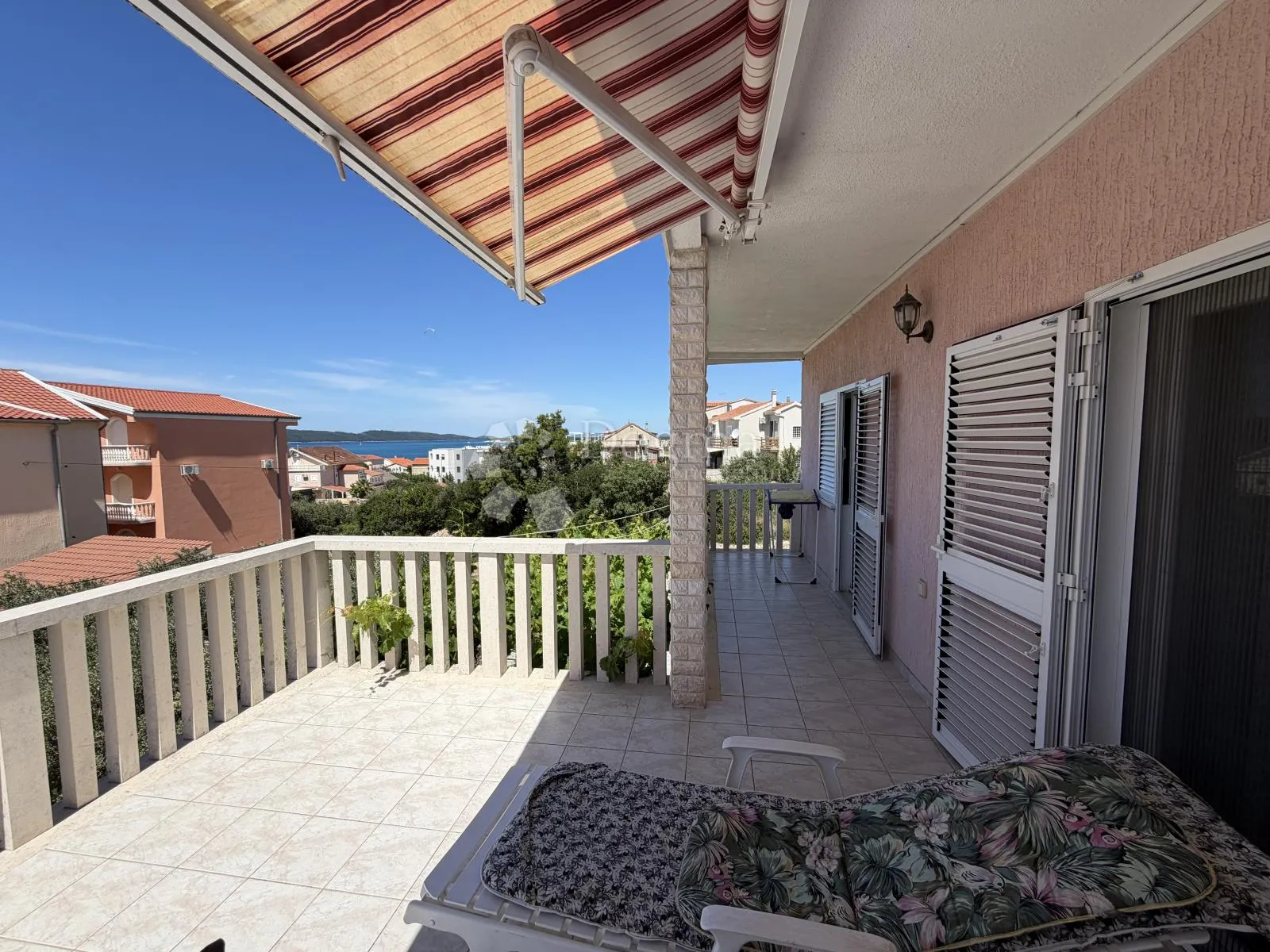 prilika u brodarici- kuća blizu mora, s 6 apartmana i 3-sobnim stanom!! - slika 35