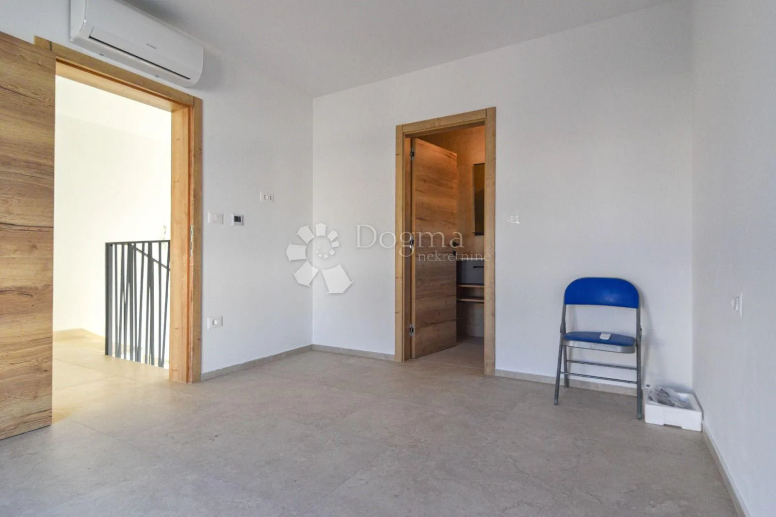 poreč - moderna vila s 4 spavaće sobe i bazenom 4 km do mora - slika 24