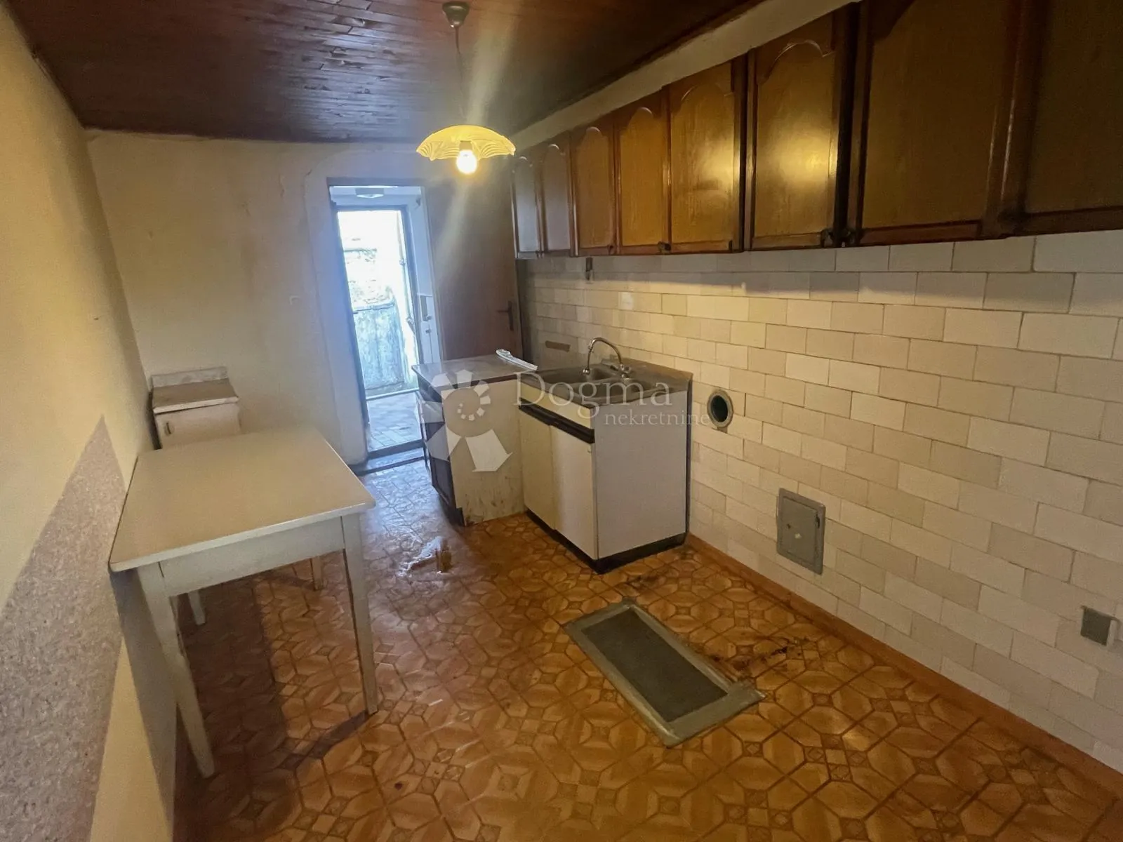 buje, kuća sa predivnim pogledom za renovaciju - slika 4