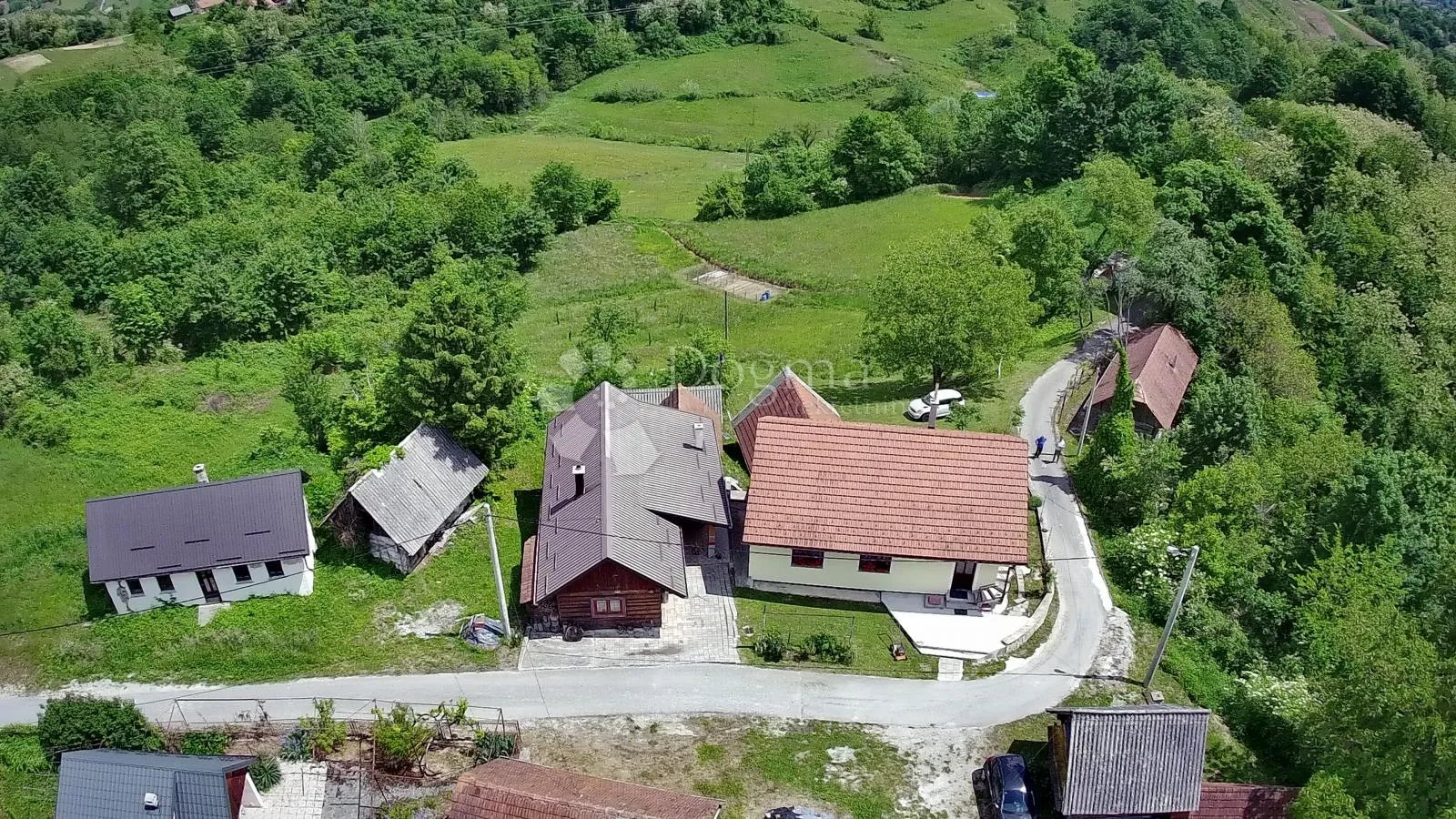 kuća u prirodi s prekrasnim pogledom na ravnu goru i velikom okućnicom - slika 8