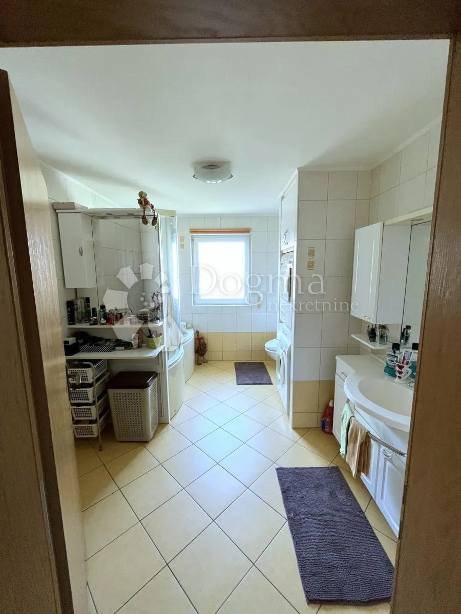 prekrasna villa s bazenom - slika 25