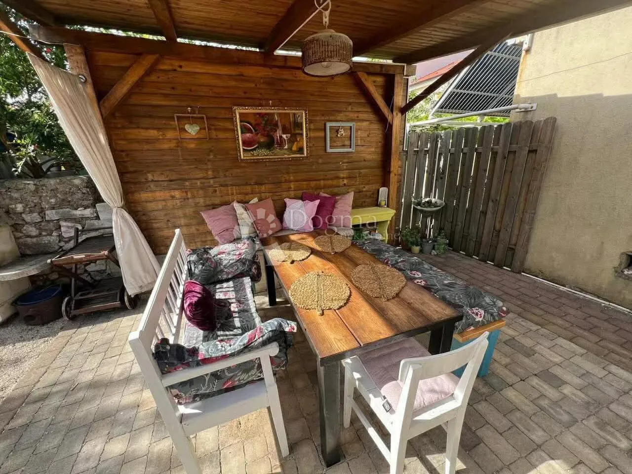 punat - centar, dvije spojene kuće, vrt i 2 garaže - slika 1