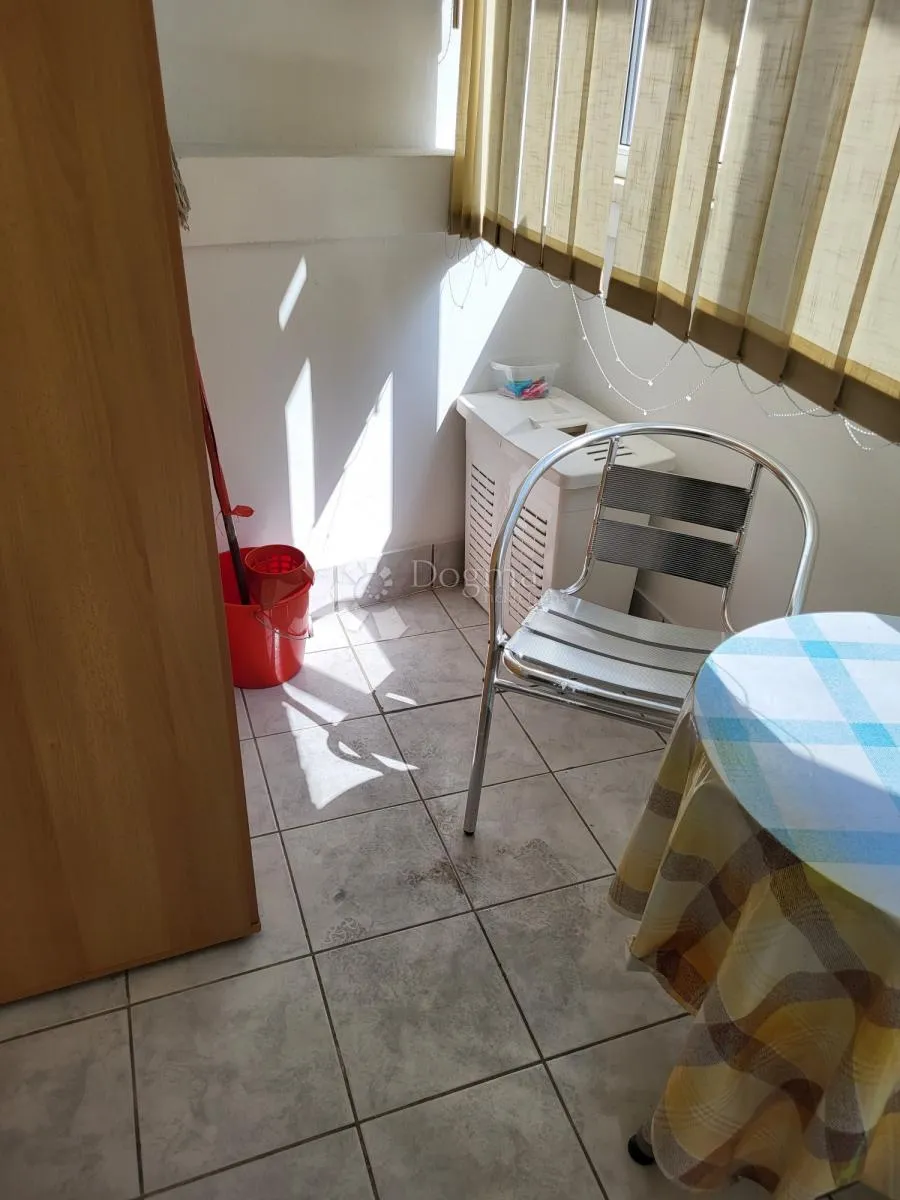 apartman na prvom katu blizu mora - slika 8