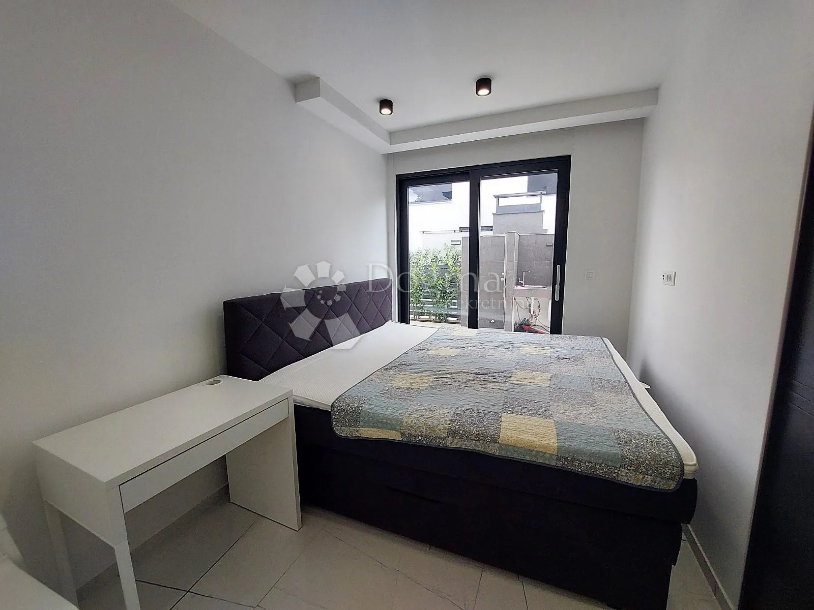eksluzivan apartman u prizemlju sa bazenom, 70m od mora - slika 15