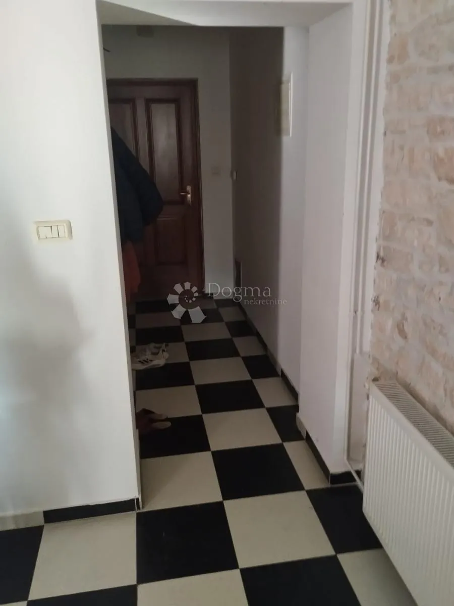 stan u centru na atraktivnoj lokaciji - slika 4