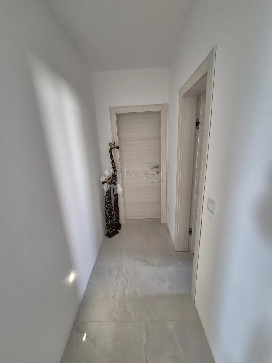 višestanbena kuća s 11 apartmana - slika 43