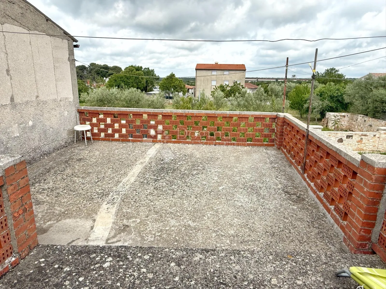 prilika - kuća za renovaciju s okućnicom u centru vodnjana - slika 8