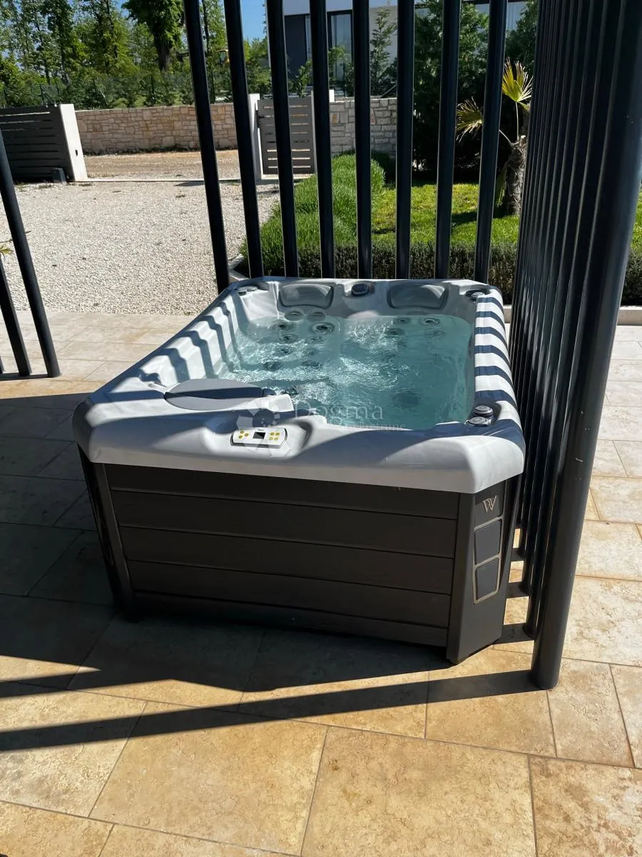 kuća sa bazenom i jacuzijem okružena zelenilom - slika 27