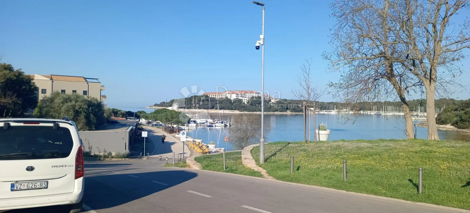 pješčana uvala ,prvi red do mora - slika 1