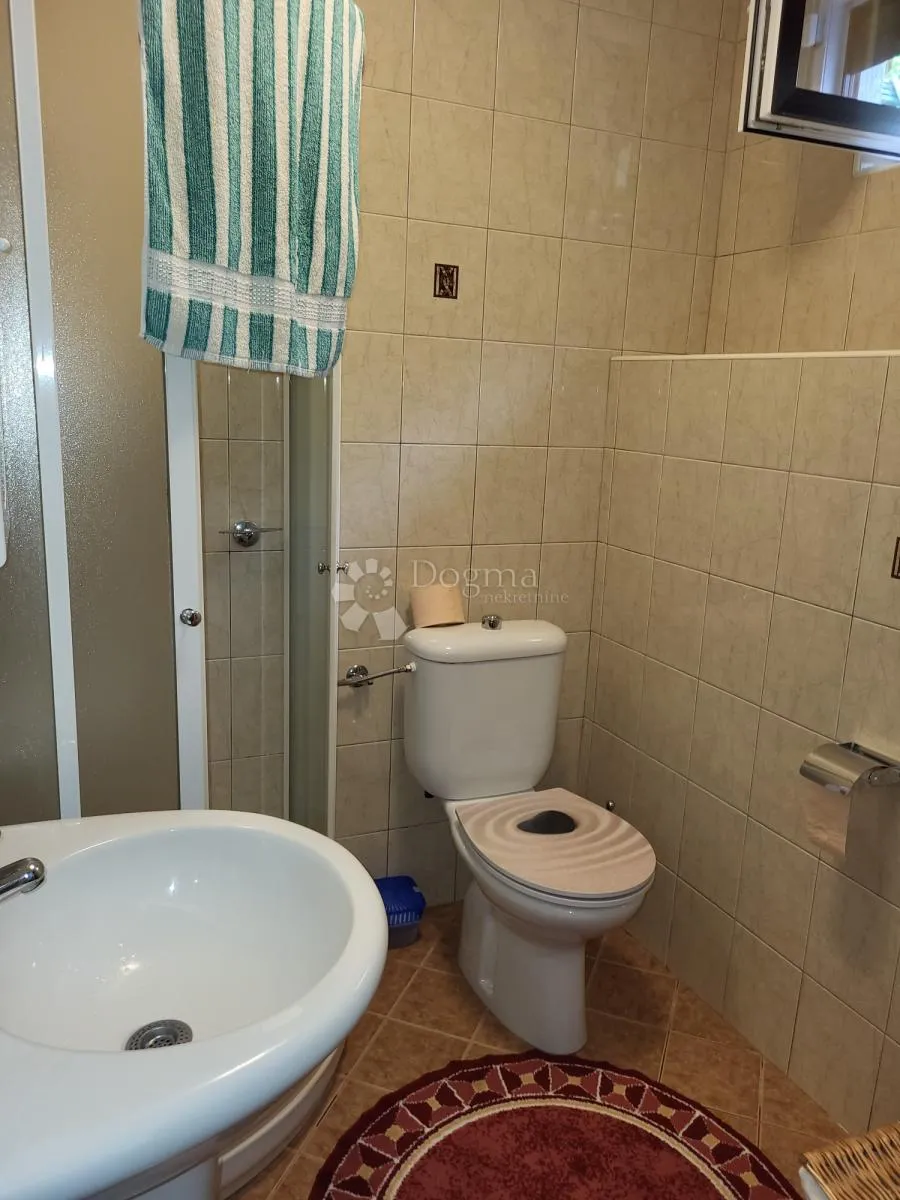 kuća sa tri velika stana blizu mora - slika 21