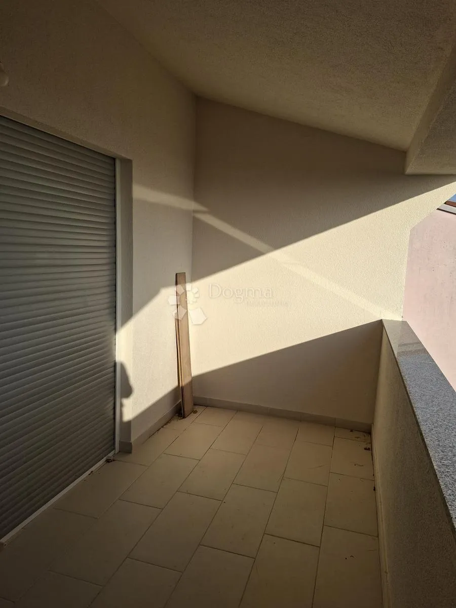 troetažni stan s terasom i pogledom na more - slika 18