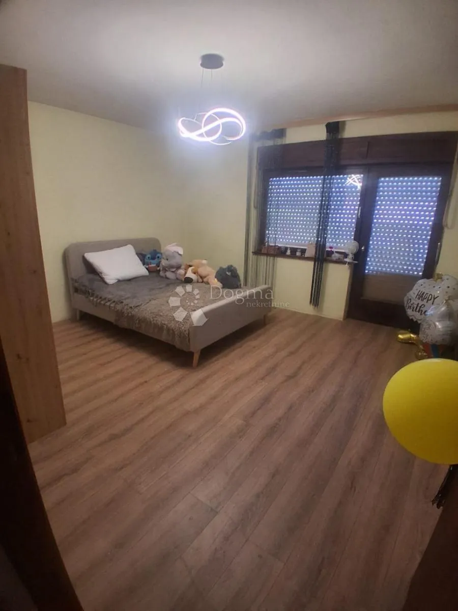 prostrana kuća s pomoćnim objektom i okućnicom - slika 13