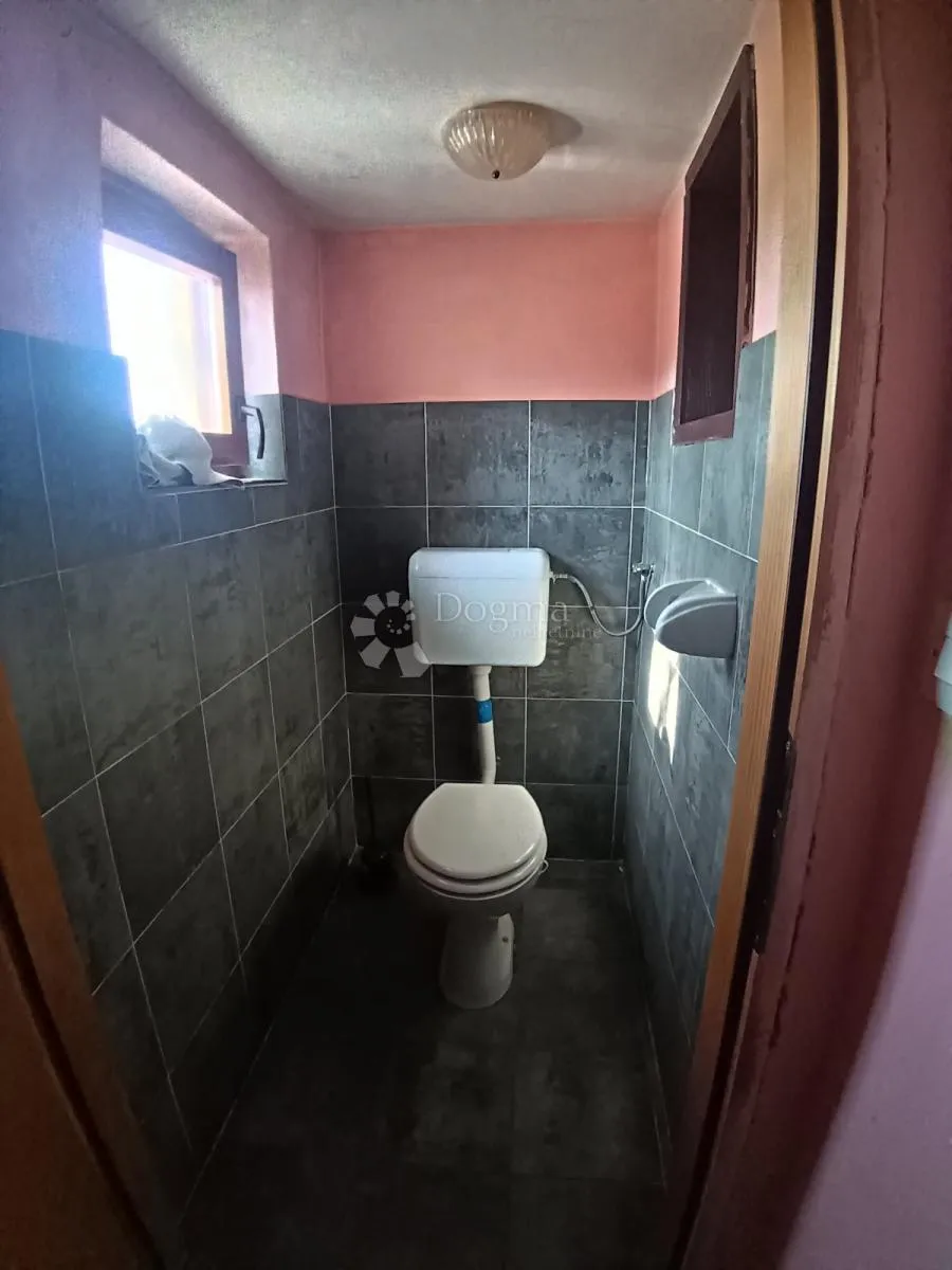 kuća sa 2 stana i bazenom u tenji! - slika 16