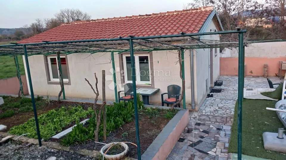 mir i prostor u predgrađu rovinja – dvije kuće s bazenom - slika 3