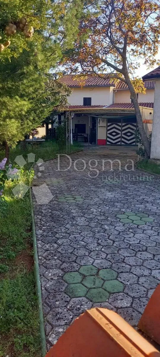 šarmantna kuća ne velikoj okućnici - slika 15