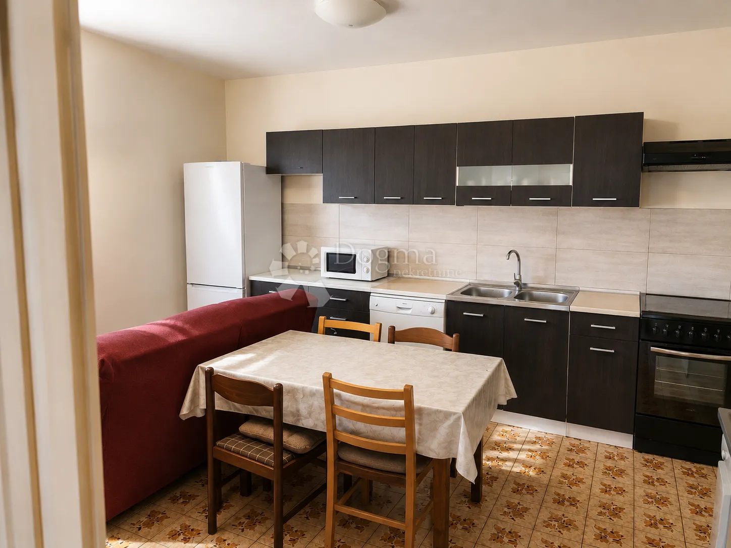 kuća u nizu u srcu mjesta udaljenog 7km od pule – 120 m² + dodatno dvorište 68 m² - slika 3
