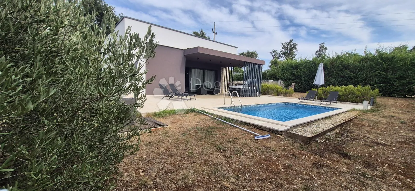 kuća sa bazenom i jacuzijem okružena zelenilom - slika 40